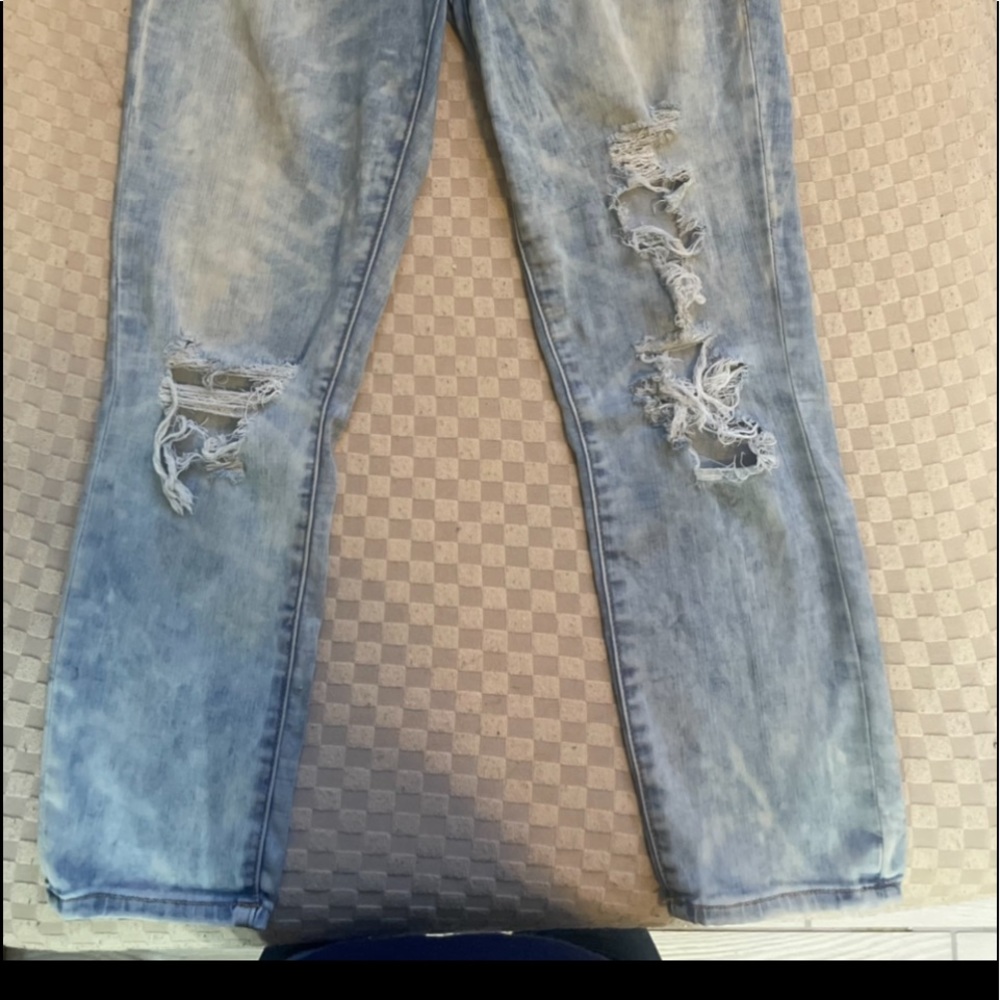 American Eagle Blue Super Stretch Skinny Hi-Rise Crop size 10 ripped light wash